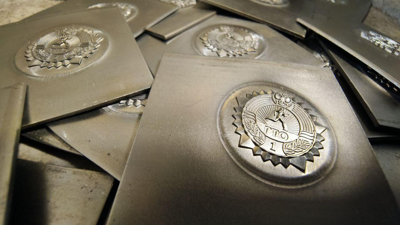 За кулисами ГТО: как создаются знаки отличия для миллионов россиян.