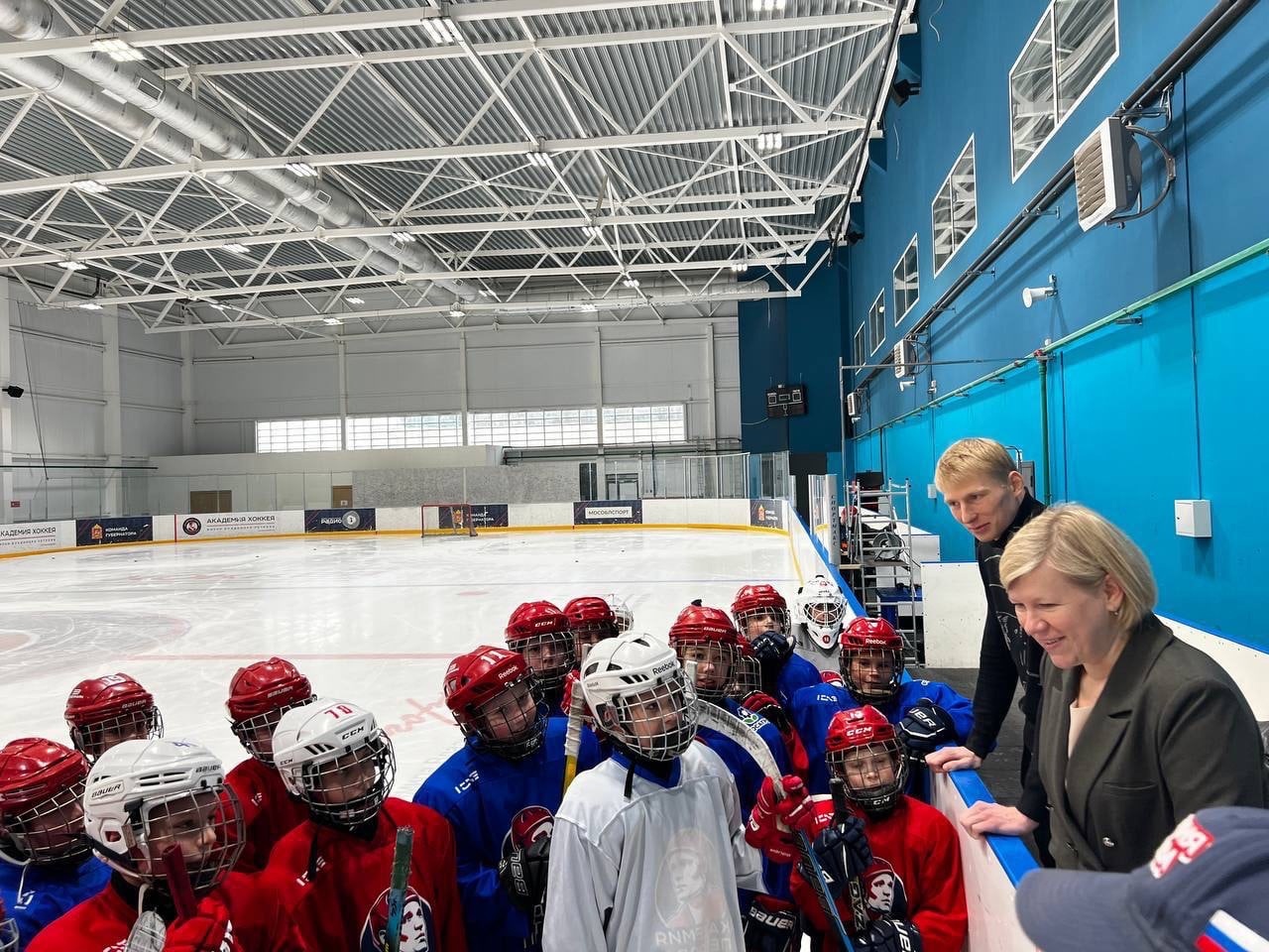 Заместитель главы администрации г.о. Красногорск Наталья Тимошина посетила тренировку по хоккею.
