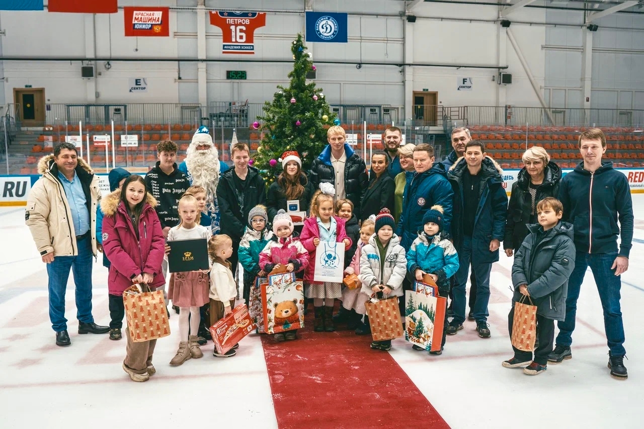 На Красногорск арене имени Владимира Владимировича Петрова зажглась «Ёлка желаний»